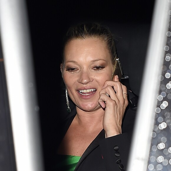 Kate Moss quitte le Ronnie Scott's Jazz Club à l'issue de la soirée "Extravaganza" pour les 10 ans de "The Hoping Foundation". Londres, le 16 juin 2016.