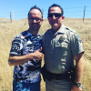 Jarry prend la pose avec le policier qui l'a arrêter aux Etats-Unis. Le 16 juin 2016.