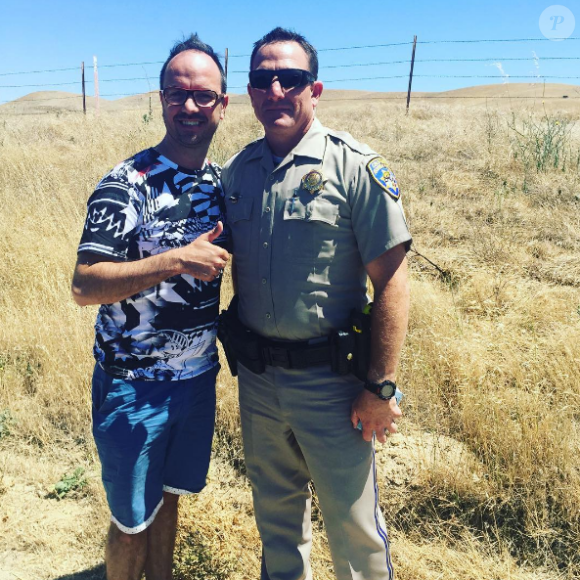 Jarry prend la pose avec le policier qui l'a arrêter aux Etats-Unis. Le 16 juin 2016.