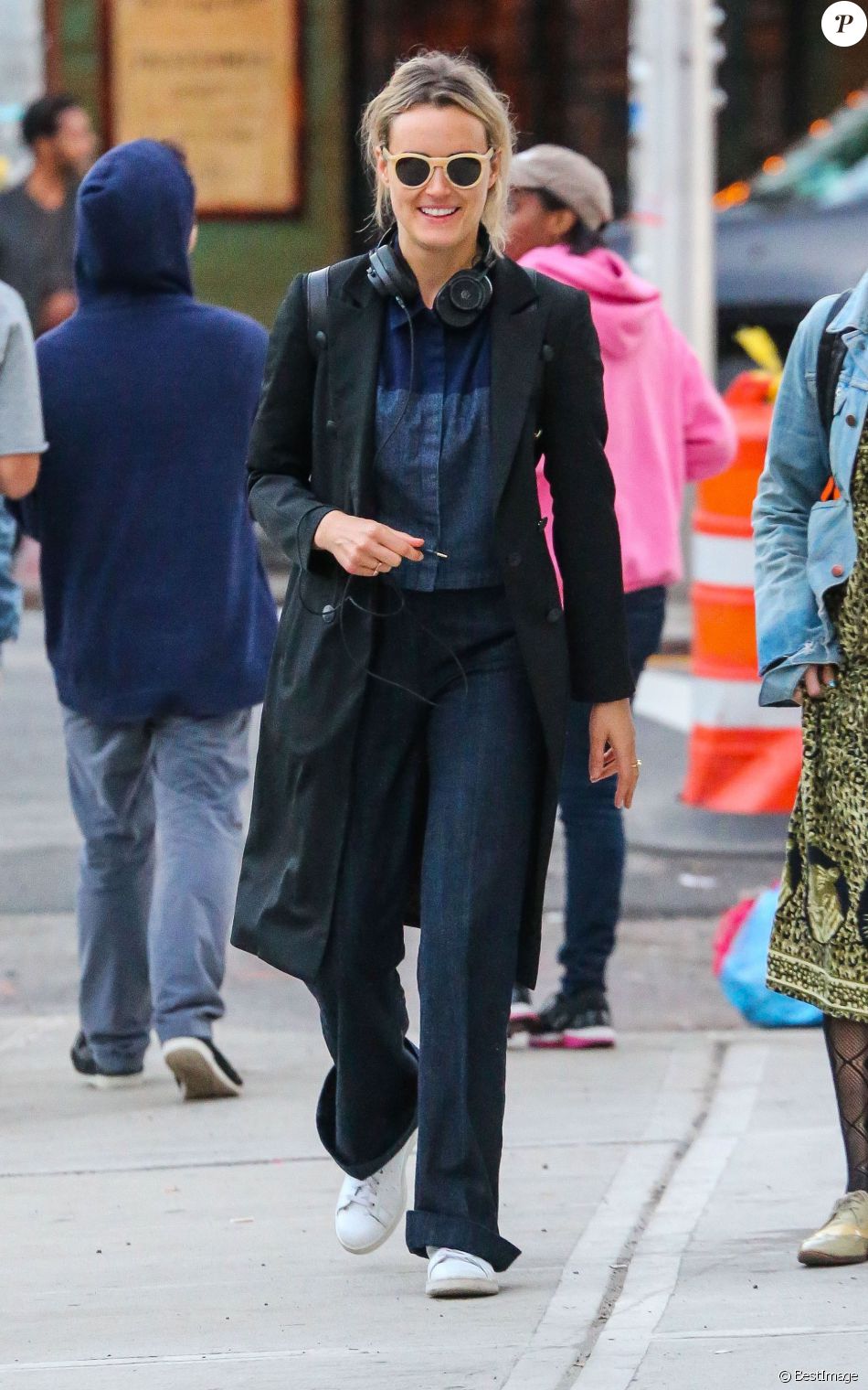 Taylor Schilling se promène avec une amie dans les rues de New York, le 4 novembre 2015.