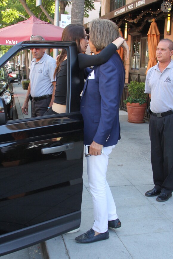 Bella Hadid et son père Mohamed Hadid au restaurant Via Alloro à Beverly Hills. Los Angeles, le 18 juin 2016.