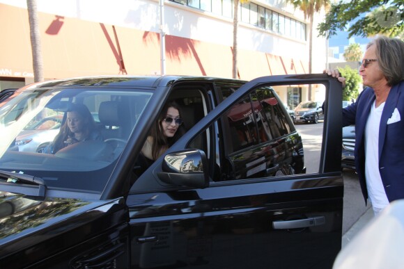 Bella Hadid et son père Mohamed Hadid au restaurant Via Alloro à Beverly Hills. Los Angeles, le 18 juin 2016.