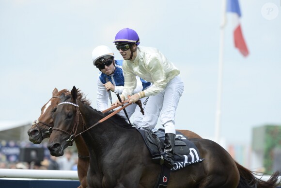 A gauche, Maxime Guyon sur Left Hand et Cristian Demuro sur La Cressonnière vainqueur du 167ème Prix de Diane Longines durant le 167ème Prix de Diane Longines à l'hippodrome de Chantilly, à Chantilly, le 19 Juin 2016. © Christophe Bricot/Bestimage