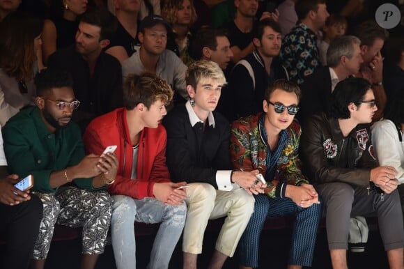 Tinie Tempah, Cameron Dallas, Gabriel-Kane Day-Lewis, Brandon Thomas Lee et Levi Dylan au premier rang du défilé Dolce & Gabbana (collection masculine printemps-été 2017) à Milan, le 18 juin 2016.