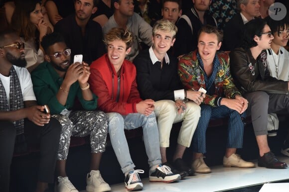Tinie Tempah, Cameron Dallas, Gabriel-Kane Day-Lewis, Brandon Thomas Lee, Levi Dylan et Luka Sabbat au premier rang du défilé Dolce & Gabbana (collection masculine printemps-été 2017) à Milan, le 18 juin 2016.