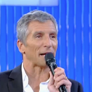 Nagui, très ému, rend hommage à un de ses mais et collaborateurs décédé d'un cancer. "N'oubliez pas les paroles" sur France 2. Le 20 juin 2016.