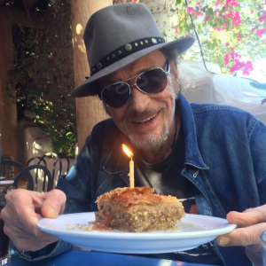 Johnny Hallyday souffle une bougie le 16 juin 2016.