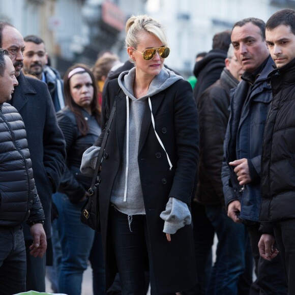 Exclusif - Johnny Hallyday et sa femme Laeticia se recueillent, en hommage aux victimes des attentats terroristes du 22 mars, sur la place de la Bourse à Bruxelles, le 27 mars 2016. ©Alain Rolland/Imagebuzz/Bestimage