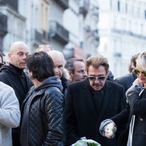 Exclusif - Johnny Hallyday et sa femme Laeticia se recueillent, en hommage aux victimes des attentats terroristes du 22 mars, sur la place de la Bourse à Bruxelles, le 27 mars 2016. ©Alain Rolland/Imagebuzz/Bestimage