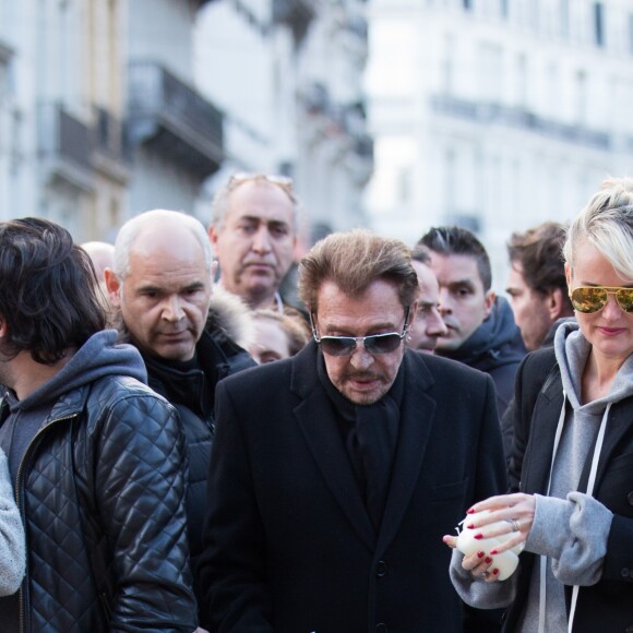 Exclusif - Johnny Hallyday et sa femme Laeticia se recueillent, en hommage aux victimes des attentats terroristes du 22 mars, sur la place de la Bourse à Bruxelles, le 27 mars 2016. ©Alain Rolland/Imagebuzz/Bestimage