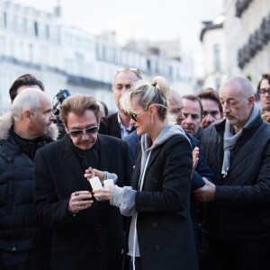 Exclusif - Johnny Hallyday et sa femme Laeticia se recueillent, en hommage aux victimes des attentats terroristes du 22 mars, sur la place de la Bourse à Bruxelles, le 27 mars 2016. ©Alain Rolland/Imagebuzz/Bestimage