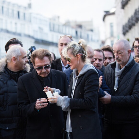 Exclusif - Johnny Hallyday et sa femme Laeticia se recueillent, en hommage aux victimes des attentats terroristes du 22 mars, sur la place de la Bourse à Bruxelles, le 27 mars 2016. ©Alain Rolland/Imagebuzz/Bestimage