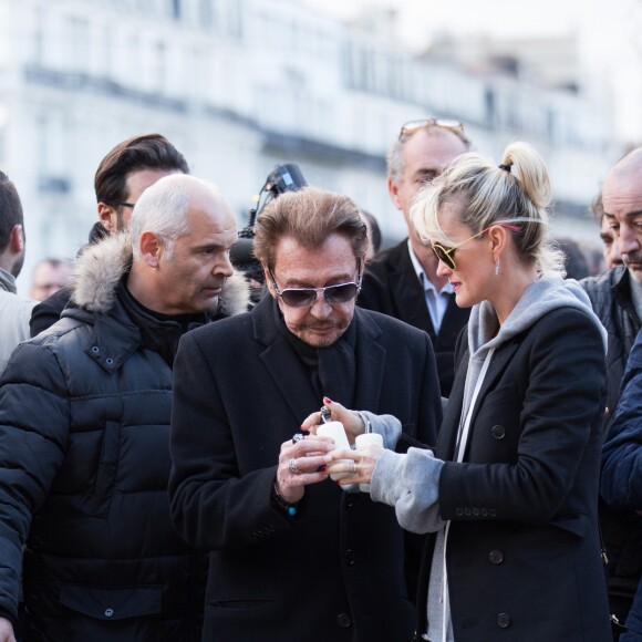 Exclusif - Johnny Hallyday et sa femme Laeticia se recueillent, en hommage aux victimes des attentats terroristes du 22 mars, sur la place de la Bourse à Bruxelles, le 27 mars 2016. ©Alain Rolland/Imagebuzz/Bestimage
