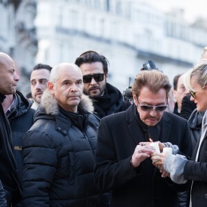 Exclusif - Johnny Hallyday et sa femme Laeticia se recueillent, en hommage aux victimes des attentats terroristes du 22 mars, sur la place de la Bourse à Bruxelles, le 27 mars 2016. ©Alain Rolland/Imagebuzz/Bestimage