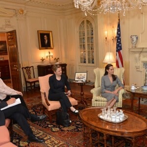 Angelina Jolie et John Kerry en conférence de presse lors de la journée mondiale des réfugiés à Washington le 20 juin 2016.