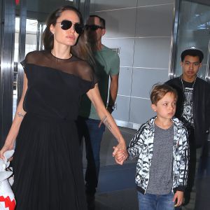Angelina Jolie arrive à l'aéroport JFK de New York avec ses enfants Knox-Leon et Maddox le 21 juin 2016.