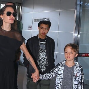 Angelina Jolie arrive à l'aéroport JFK de New York pour prendre un vol pour Los Angeles avec ses enfants Knox-Leon et Maddox le 21 juin 2016.