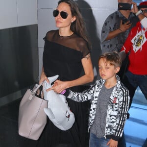 Angelina Jolie arrive à l'aéroport JFK de New York pour prendre un vol pour Los Angeles avec ses enfants Knox-Leon et Maddox le 21 juin 2016.