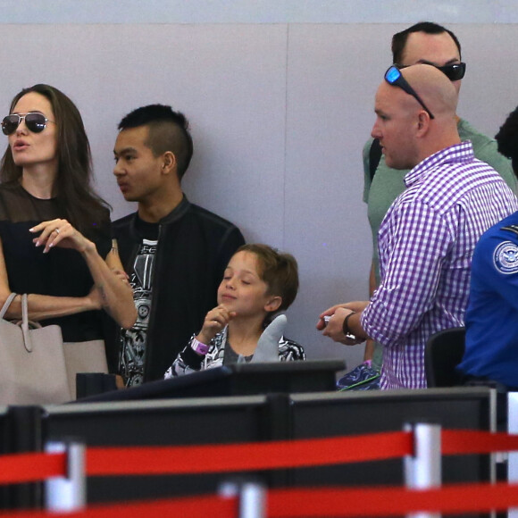Angelina Jolie arrive à l'aéroport JFK de New York pour prendre un vol pour Los Angeles avec ses enfants Knox-Leon et Maddox le 21 juin 2016.
