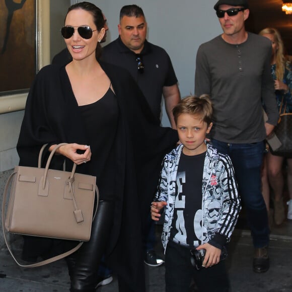 Angelina Jolie, ses enfants Knox et Maddox et son frère James Haven à la sortie du Broadway Theatre après avoir assisté à la représentation de la comédie musicale "Hamilton" à New York, le 19 juin 2016.