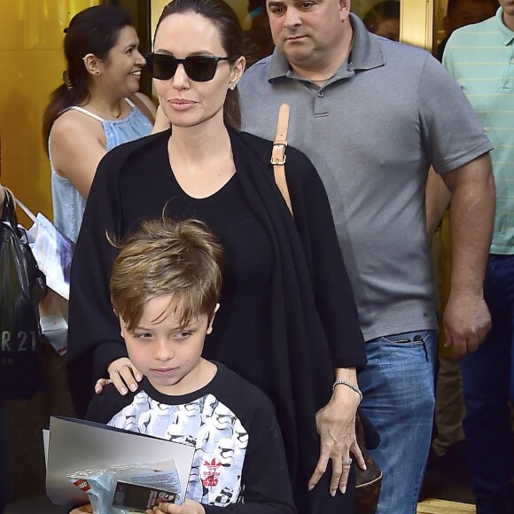 Angelina Jolie et son fils Knox font du shopping chez Lego store à New York, le 18 juin 2016.