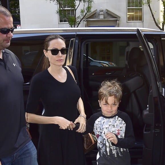 Angelina Jolie et son fils Knox font du shopping chez Lego store à New York, le 18 juin 2016.