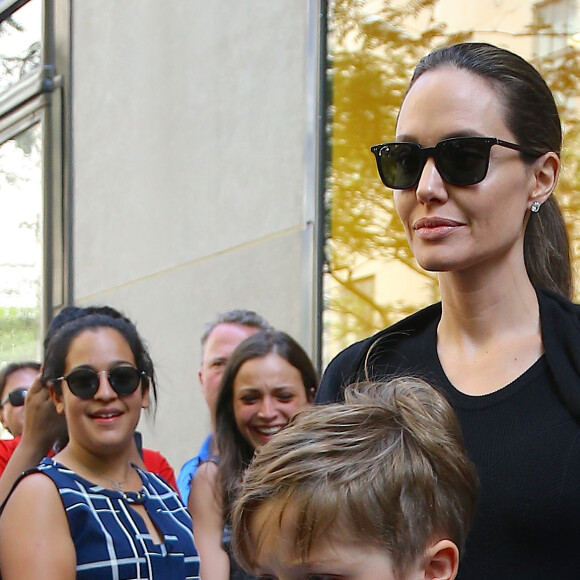 Angelina Jolie et son fils Knox font du shopping chez Lego store à New York, le 18 juin 2016.