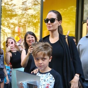 Angelina Jolie et son fils Knox font du shopping chez Lego store à New York, le 18 juin 2016.