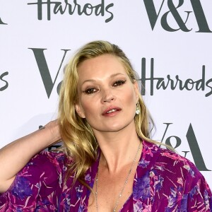 Kate Moss arrive au jardin John Madejski du Victoria & Albert Museum, pour assister à la Summer Party du musée. Londres, le 22 juin 2016.