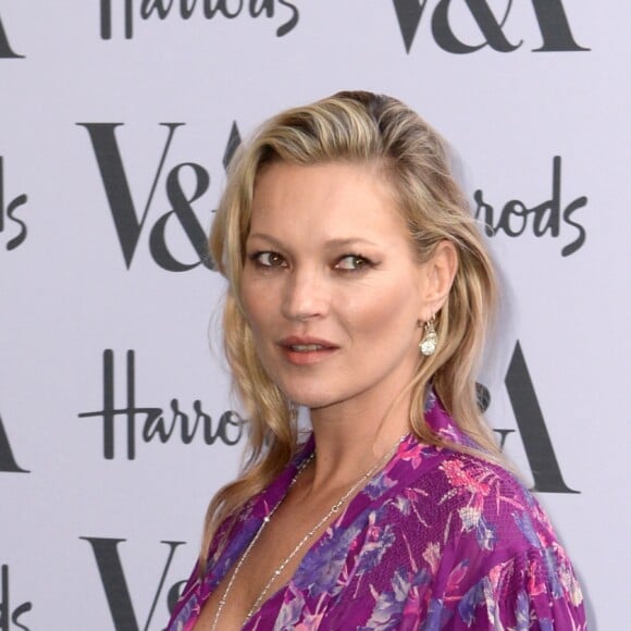 Kate Moss arrive au jardin John Madejski du Victoria & Albert Museum, pour assister à la Summer Party du musée. Londres, le 22 juin 2016.