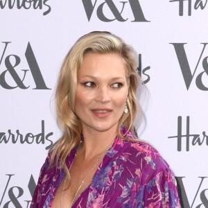 Kate Moss arrive au jardin John Madejski du Victoria & Albert Museum, pour assister à la Summer Party du musée. Londres, le 22 juin 2016.