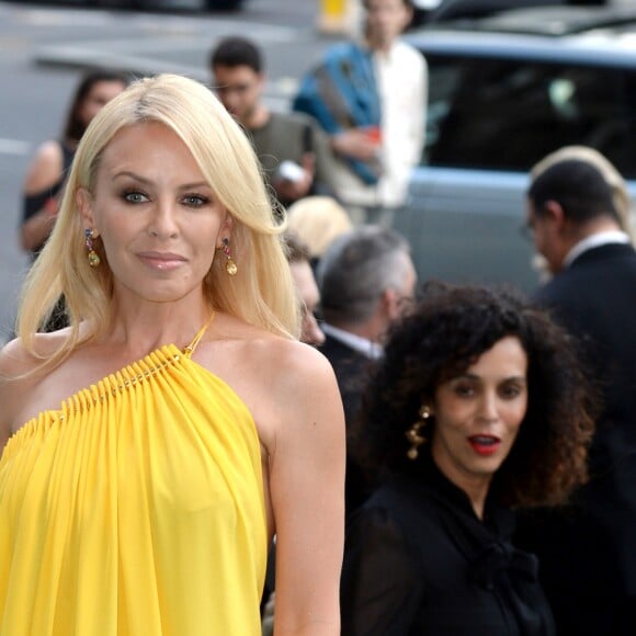 Kylie Minogue arrive au jardin John Madejski du Victoria & Albert Museum, pour assister à la Summer Party du musée. Londres, le 22 juin 2016.