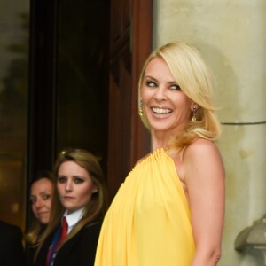 Kylie Minogue arrive au jardin John Madejski du Victoria & Albert Museum, pour assister à la Summer Party du musée. Londres, le 22 juin 2016.