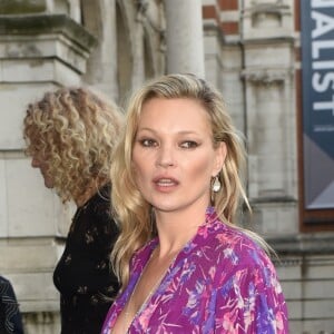 Kate Moss arrive au jardin John Madejski du Victoria & Albert Museum, pour assister à la Summer Party du musée. Londres, le 22 juin 2016.