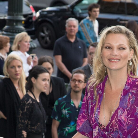 Kate Moss arrive au jardin John Madejski du Victoria & Albert Museum, pour assister à la Summer Party du musée. Londres, le 22 juin 2016.