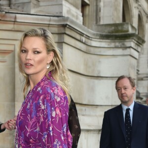 Kate Moss arrive au jardin John Madejski du Victoria & Albert Museum, pour assister à la Summer Party du musée. Londres, le 22 juin 2016.