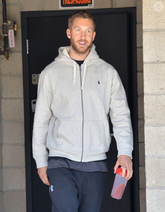 Le DJ Calvin Harris a rencontré des fans en sortant d'un immeuble à Los Angeles, le 16 juin 2016.  Newly single DJ Calvin Harris is spotted greeting some fans after enjoying a workout on June 16, 2016 in Los Angeles, California. Calvin recently called it quits with singer Taylor Swift.16/06/2016 - Los Angeles