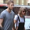Taylor Swift et son petit-ami Calvin Harris sortent d'un restaurant à New York, le 28 mai 2015.  Taylor Swift with her boyfriend Calvin Harris are seen coming out from a restaurant in the West Village district in New York, on May 28 2015.28/05/2015 - New York