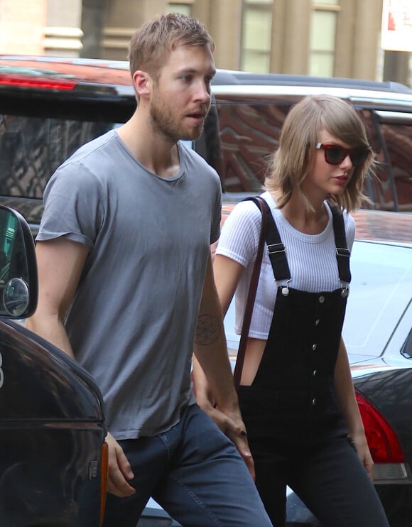 Taylor Swift et son petit-ami Calvin Harris sortent d'un restaurant à New York, le 28 mai 2015.  Taylor Swift with her boyfriend Calvin Harris are seen coming out from a restaurant in the West Village district in New York, on May 28 2015.28/05/2015 - New York