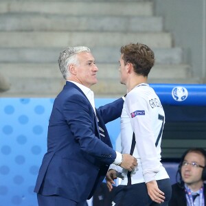 Le sélectionneur français Didier Deschamps et Antoine Griezmann pendant le match de l'UEFA Euro 2016 France-Suisse au Stade Pierre-Mauroy à Lille, le 19 juin 2016. © Cyril Moreau/Bestimage