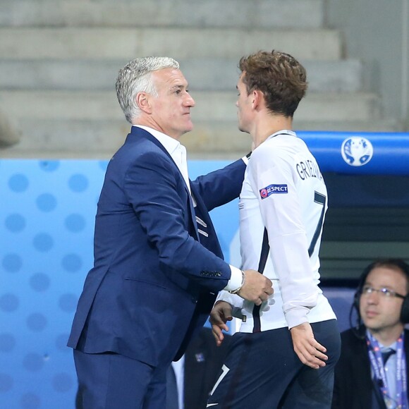 Le sélectionneur français Didier Deschamps et Antoine Griezmann pendant le match de l'UEFA Euro 2016 France-Suisse au Stade Pierre-Mauroy à Lille, le 19 juin 2016. © Cyril Moreau/Bestimage