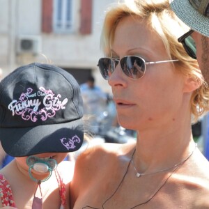 Rebecca Hampton et sa fille Elea à la 5ème fête du "Pointu" au Grau d'Agde le 25 juin 2016. © Robert Fages / Bestimage