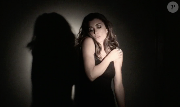 La chanteuse Jenifer dans le clip "Paradis Secret"