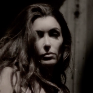 La chanteuse Jenifer dans le clip "Paradis Secret"