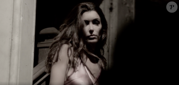 La chanteuse Jenifer dans le clip "Paradis Secret"