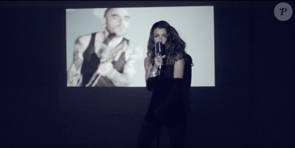 La chanteuse Jenifer dans le clip "Paradis Secret"