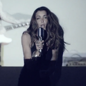 La jolie chanteuse Jenifer dans le clip "Paradis Secret"