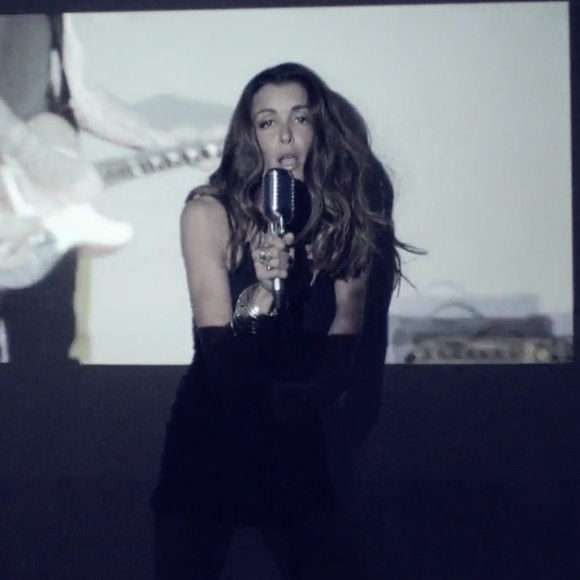 La jolie chanteuse Jenifer dans le clip "Paradis Secret"