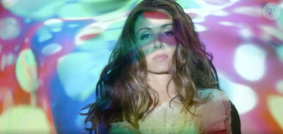 La chanteuse Jenifer dans le clip "Paradis Secret"
