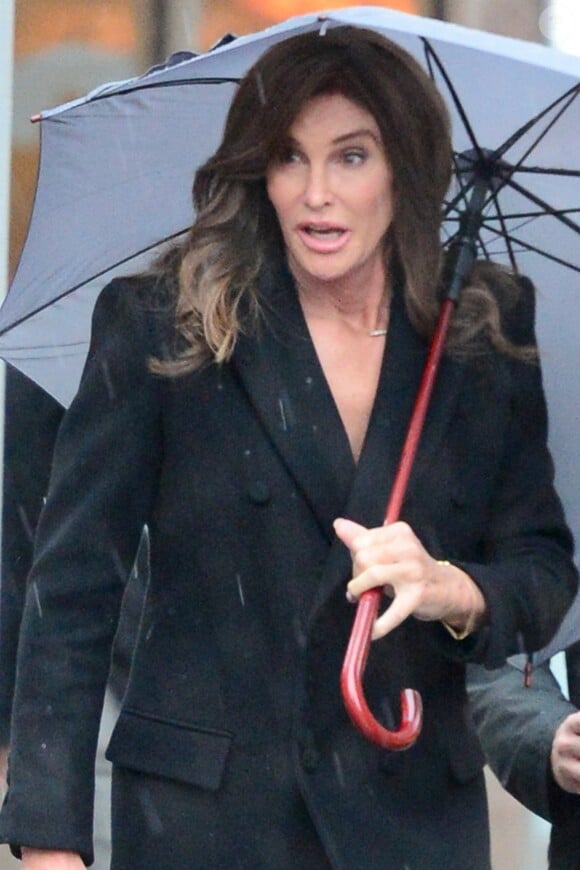 Caitlyn Jenner, se promène sous la pluie et la jupe soulevée par le vent, dans les rues de New York. Le 10 novembre 2015